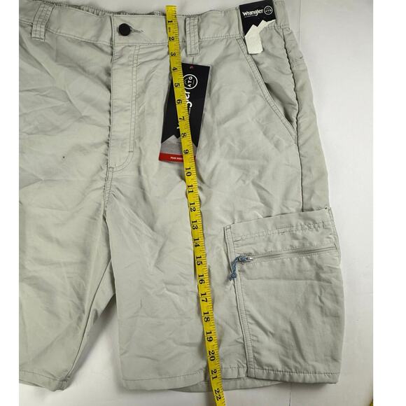 Wrangler ATG Peak Light Gray Nylon Shorts - Size 38 - Picture 3 of 9
